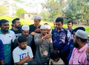 প্যারোলে মুক্তি পেয়েও বাবার জানাজা মিস, হাতকড়া পরা যুবলীগ কর্মীর করুণ দৃশ্য