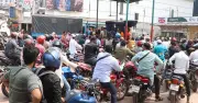 রাজশাহীতে জ্বালানি তেল সংকটের গুজবে পাম্পে গ্রাহকদের উপচে পড়া ভিড়
