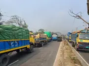 কুমিল্লার চান্দিনায় বকেয়া বেতন ও ঈদ বোনাসের দাবিতে পোশাক শ্রমিকদের মহাসড়ক অবরোধ, ১৫ কিলোমিটার যানজট