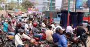 দেশের বিভিন্ন জেলায় জ্বালানি তেল সংকট: ফিলিং স্টেশনে দীর্ঘ লাইন, চালকদের ভোগান্তি