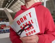 এআই-এর বিরুদ্ধে লেখকদের অভিনব প্রতিবাদ: 'ডোন্ট স্টিল দিস বুক' প্রকাশ