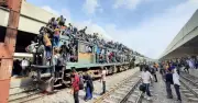 ঈদযাত্রায় ট্রেনে যাত্রীদের ঢল, ছাদে উঠে ঝুঁকি নিয়ে যাত্রা