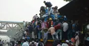 ঈদে ট্রেনের ছাদে যাত্রা: আইন আছে, বাস্তবতা ভিন্ন, কেন বন্ধ হচ্ছে না?