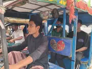 দারিদ্র্যের মাঝে স্বপ্নের পথে হাফেজ আরাফাত: রিকশা চালিয়ে লেখাপড়া চালিয়ে যাচ্ছে