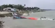 পদ্মা নদীতে ঝড়ে তিনটি সিমেন্টবোঝাই ট্রলার ডুবে গেছে, প্রায় ছয় হাজার ব্যাগ সিমেন্ট নষ্ট
