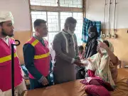 ঈদে মানবিকতার আলো: নারায়ণগঞ্জ হাসপাতালে রোগী ও চিকিৎসকদের মাঝে উপহার বিতরণ