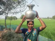 বরেন্দ্রের পানিসংকটে নারীর যন্ত্রণা: সুমিত্রা হেমব্রমের জীবনযুদ্ধ