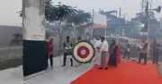 যশোরের বিজয়স্তম্ভে বঙ্গবন্ধুর নামফলক ঢেকে শ্রদ্ধা নিবেদন: ইতিহাস বিকৃতির অভিযোগ