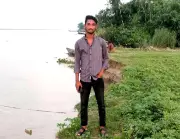 মামুনুর রশিদ: নদীর ওপার থেকে শিক্ষার আলো ছড়ানোর স্বপ্নে এগিয়ে চলা এক তরুণ