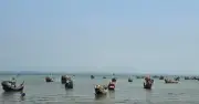 আবারও নাফ নদীর মোহনায় আরাকান আর্মির হাতে ১৩ জেলে ও তিনটি ট্রলার আটক