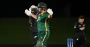 দক্ষিণ আফ্রিকার কায়লা রেনেকে: ওয়ানডে অভিষেকে ছক্কায় নাটকীয় জয় ও বিরল বিশ্বরেকর্ড