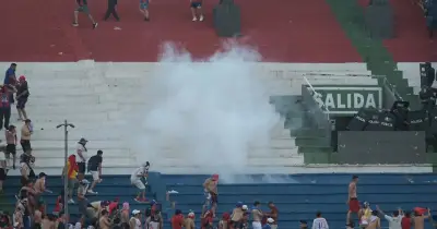 প্যারাগুয়েতে স্টেডিয়ামে দাঙ্গা: পুলিশের সাথে ভক্তদের সংঘর্ষে ম্যাচ স্থগিত