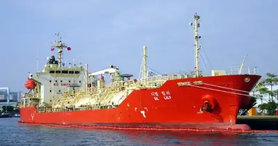 জ্বালানি সরবরাহ স্বাভাবিক রাখতে চট্টগ্রাম বন্দরে একসঙ্গে ভিড়েছে পাঁচ জাহাজ