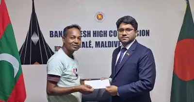 মালদ্বীপে অসুস্থ প্রবাসী মিনার হোসেনের দেশে ফেরার টিকিট হস্তান্তর করলেন হাইকমিশনার