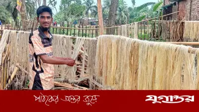 কলাগাছের বাকল থেকে সুতা উৎপাদন করে স্বাবলম্বী যুবক রিয়াছাদ রেজভী