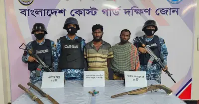 ভোলার দৌলতখানে কোস্ট গার্ডের অভিযানে দুই ডাকাত আটক, অস্ত্র উদ্ধার