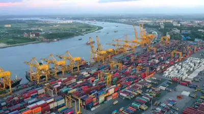 চট্টগ্রাম বন্দরে জ্বালানি সংকট: পাঁচ জাহাজ ভিড়লেও ডিপো উপচে পড়ছে, তেল নিয়ে হাহাকার