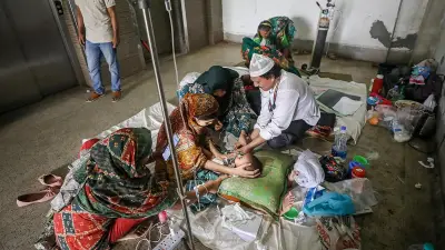 মহাখালীর সংক্রামক ব্যাধি হাসপাতালে নোংরা পরিবেশে চলছে চিকিৎসা, ডাস্টবিনের পাশেই মেঝেতে বিছানা