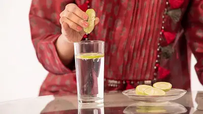 গরমে সুস্থ থাকতে লেবু পানির অসাধারণ উপকারিতা
