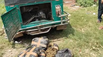 চলন্ত রিকশায় আগুন, নেভাতে গিয়ে মিলল ১০ বান্ডিল গাঁজা