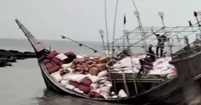 ভোলার তজুমদ্দিন-মনপুরা নৌরুটে ট্রলারডুবি: স্কুল ফিডিং খাদ্যসহ ২০ লাখ টাকার মালামাল ক্ষতিগ্রস্ত