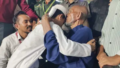 ৩০ বছর পর মালয়েশিয়া থেকে দেশে ফিরলেন শরীয়তপুরের আমির হোসেন