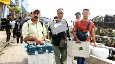 পশ্চিমবঙ্গে ভোটযুদ্ধের প্রস্তুতি: ইভিএম নিয়ে কর্মকর্তাদের যাত্রা, নিরাপত্তায় আধা সামরিক বাহিনীর ব্যাপক মোতায়েন