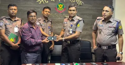 ডিএমপির তথ্যপ্রযুক্তি অভিযানে হারানো ৫১ মোবাইল ফোন ফিরে পেলেন মালিকরা