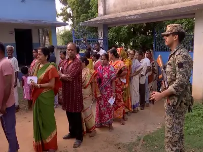 পশ্চিমবঙ্গে প্রথম দফার বিধানসভা নির্বাচনে ভোটগ্রহণ শুরু, ১৫২ আসনে প্রতিদ্বন্দ্বিতা ১,৪৭৮ প্রার্থীর