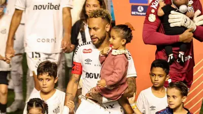 বাংলাদেশি শিশু রিদোয়ানের সঙ্গে নেইমারের মাঠে নামার মুহূর্ত