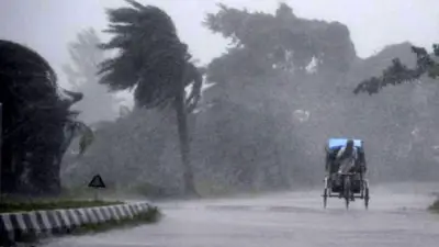 দুপুরের আগেই ঝড়-বৃষ্টির সম্ভাবনা, নদীবন্দরে সতর্ক সংকেত