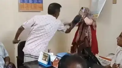 শিক্ষিকাকে জুতাপেটা করলেন বিএনপি নেতা: বিশ্ববিদ্যালয়ে উত্তেজনা