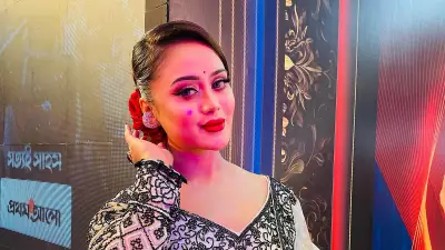 বারিশ হকের সাদা মসলিন শাড়িতে গ্রীষ্মের সাজ