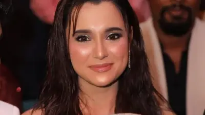 সাবিলা নূরের রুপালি গাউনে মেজো আমালি বাই সাগুফতা আলীর ডিজাইন