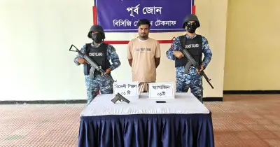 টেকনাফে মানবপাচারকারী গ্রেফতার, বিদেশি পিস্তল উদ্ধার