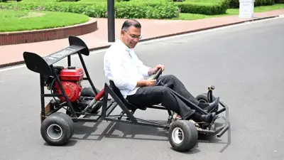 কলেজছাত্রের বানানো রেসিং কার চালালেন প্রধানমন্ত্রী তারেক রহমান