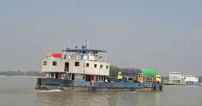 পাটুরিয়া-দৌলতদিয়া নৌরুটে ঝড়ে দেড় ঘণ্টা ফেরি চলাচল বন্ধ