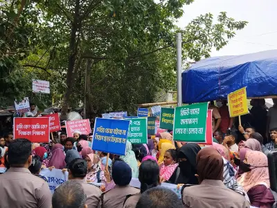 প্রাথমিক শিক্ষক নিয়োগ: যোগদানের আদেশ জারির দাবিতে শাহবাগে অবস্থান