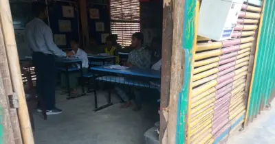 শ্রেণীকক্ষের দরজায় রেখে আসা জুতো: এক শিক্ষার্থীর শ্রদ্ধার গল্প