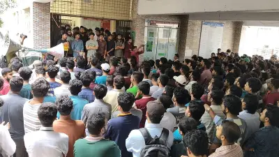 রুয়েটে রাজনৈতিক দেয়াললিখন ও ব্যানার পোড়ানোকে কেন্দ্র করে শিক্ষার্থীদের অবস্থান কর্মসূচি