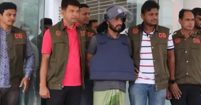 চট্টগ্রামে বিপুল অস্ত্রসহ শীর্ষ সন্ত্রাসী গ্রেপ্তার