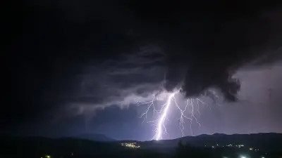 বজ্রপাতের সময় যেসব ভুলে প্রাণহানি হতে পারে