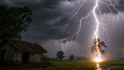 বরিশালে বজ্রপাতে ১৬ আহত, কুড়িগ্রামে সড়ক দুর্ঘটনায় ৩ নিহত