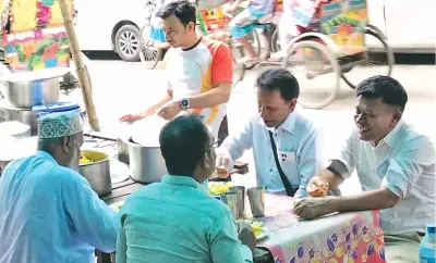 ফুটপাতে খাবার বিক্রি করে সংসার চালানোই কঠিন হয়ে পড়েছে