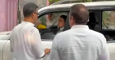 প্রথা ভেঙে সকালে বুথ পরিদর্শনে মমতা, ভবানীপুরে তুঙ্গে রাজনৈতিক উত্তাপ