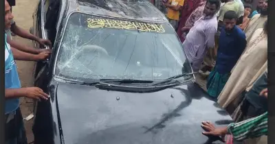 মেহেরপুরে মাইক্রোবাসের ধাক্কায় বাড়ি ভাঙল, গাঁজাসহ আটক ১