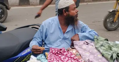 ফুটপাতের দোকানি রফিকুলের সংগ্রাম: বেচাকেনা কম, সংসারে টান