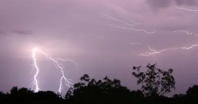 বজ্রসহ বৃষ্টির আশঙ্কায় সতর্ক থাকার নির্দেশনা আবহাওয়া অধিদফতরের