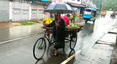 বৃষ্টি উপেক্ষা করে সবজি বিক্রি করছেন বৃদ্ধ হেলাল উদ্দিন