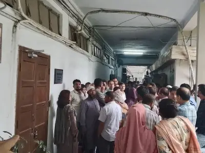 ছয় দাবি নিয়ে ঢাবি রেজিস্ট্রার কার্যালয়ের সামনে কর্মকর্তা-কর্মচারীদের বিক্ষোভ